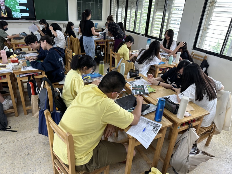Students working on Self-Portrait Art Lesson in Mandarin