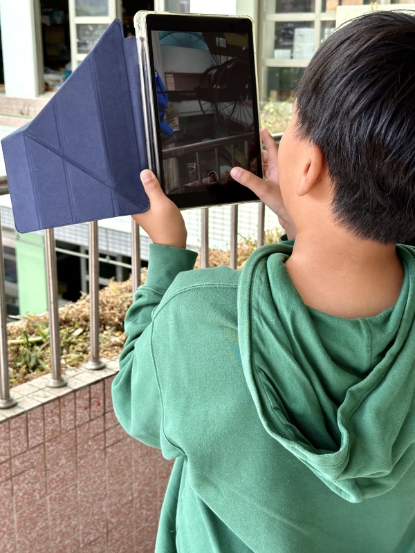 5th Grade Student Using Augmented Reality