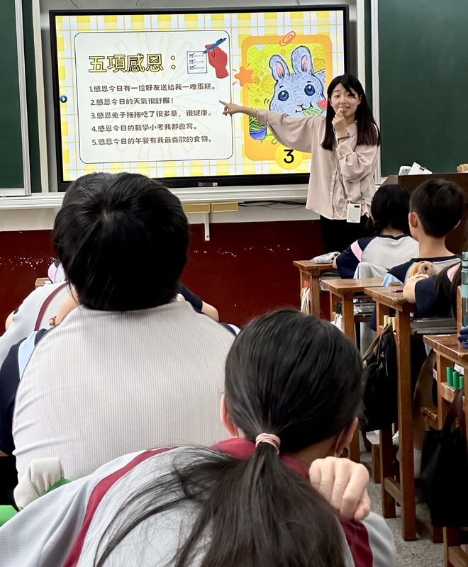 Minny 陳彥妤 (Yen Yu Chen) Teaching Gratitude Art Lesson in Mandarin