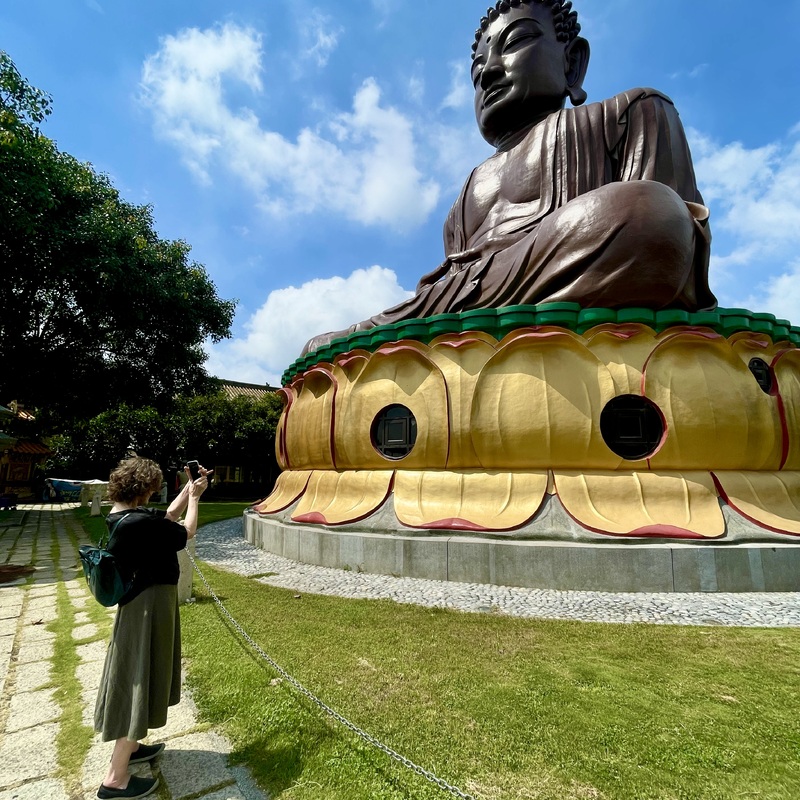 Susan Photographing Changhua's Great Buddha
