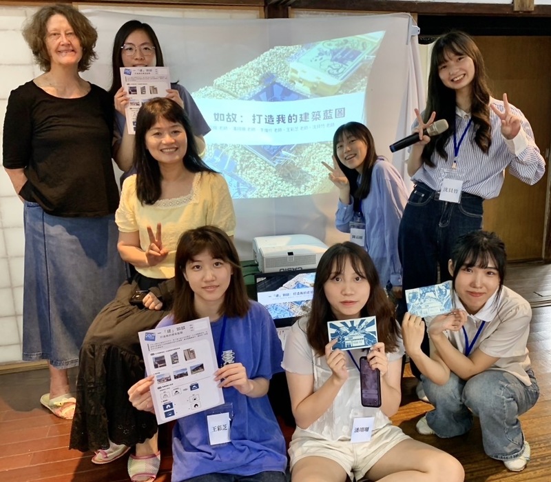 Undergraduate Students Teaching Group Lesson on Solar Prints