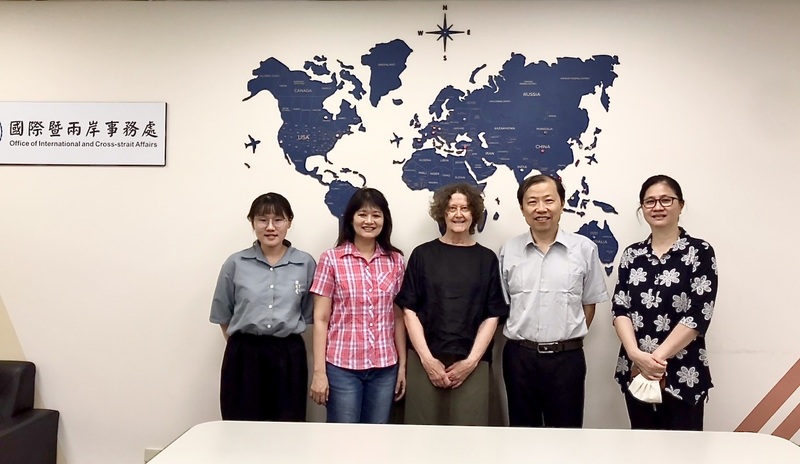 Commemorative photo of Professor Wang, Dean Hon Man Lee and the International Studies staff