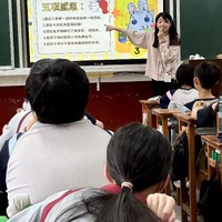 Minny 陳彥妤 (Yen Yu Chen) Teaching Gratitude Art Lesson in Mandarin