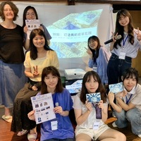 Undergraduate Students Teaching Group Lesson on Solar Prints